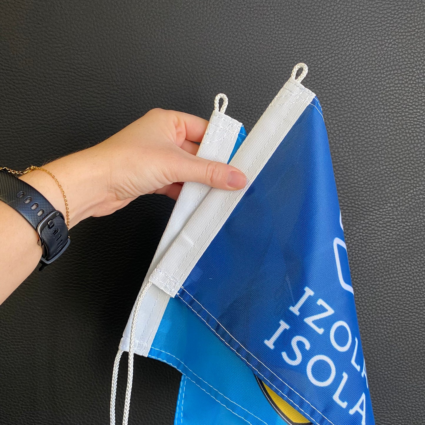 Flagge mit dem Emblem der Stadtverwaltung von Izola