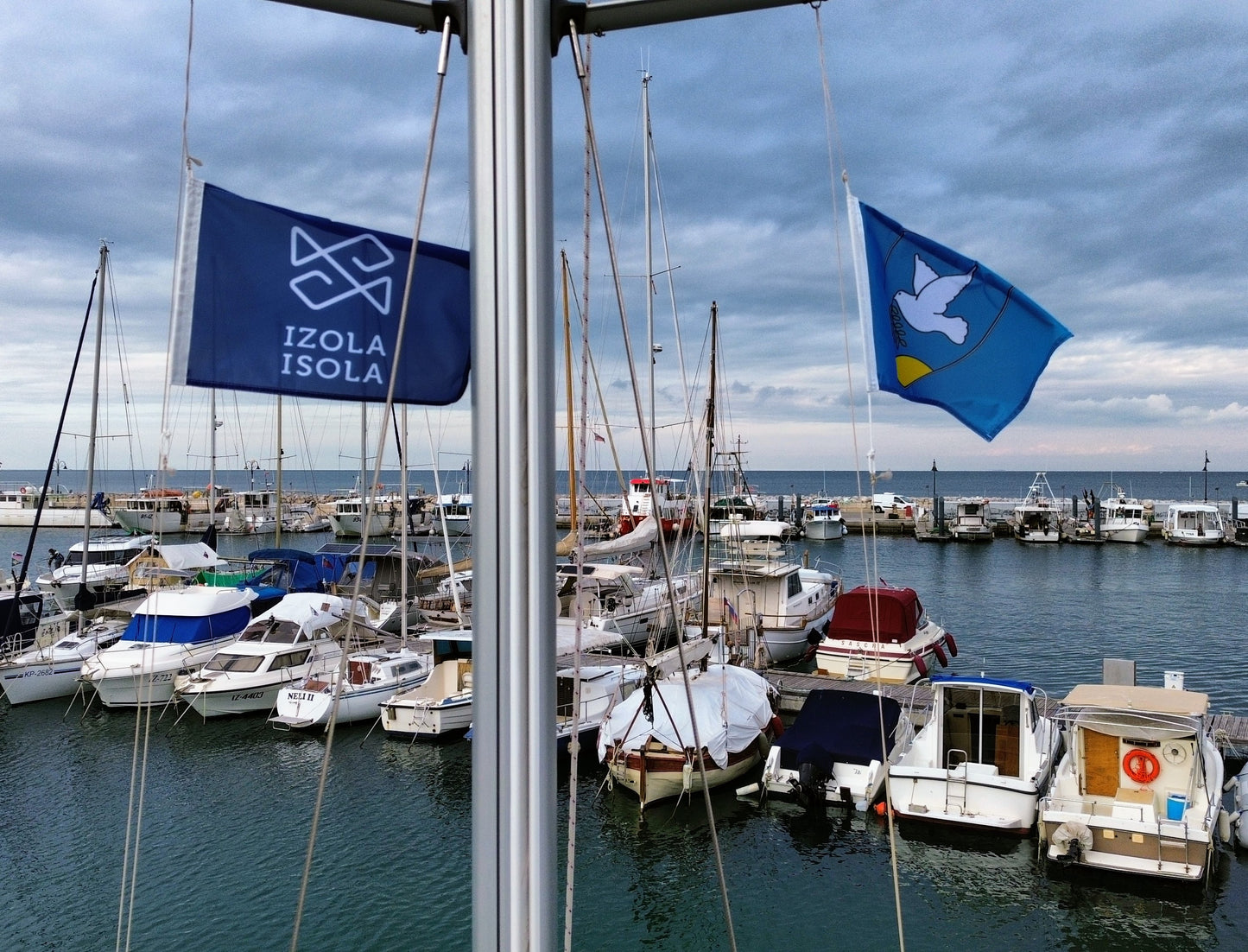 Flagge mit dem Emblem der Stadtverwaltung von Izola